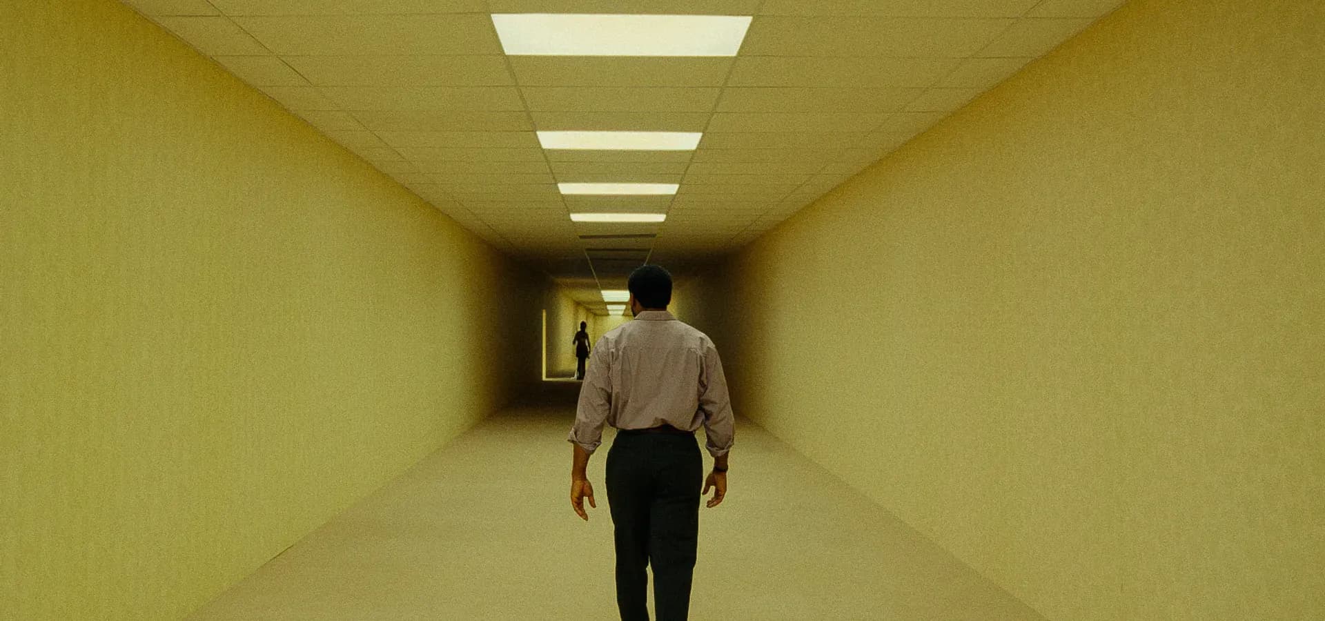 Изображение к материалу ««Закулисье реальности»: как веб-сериал о лиминальных пространствах превратился в один из главных кинопроектов года»