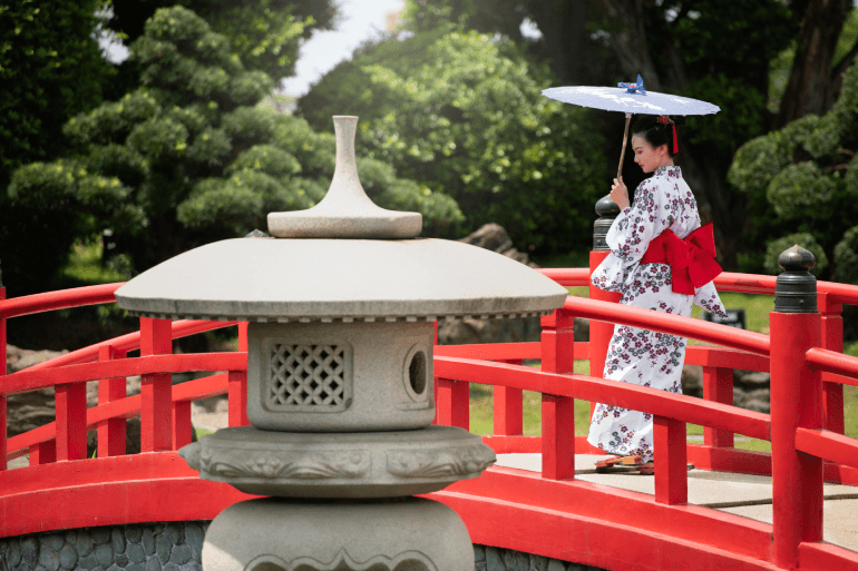 woman-with-kimono-wagasa-umbrella